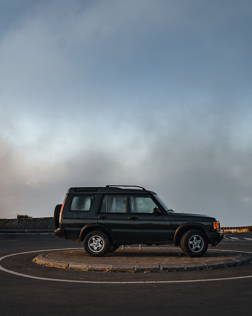 Photographie automobile mettant en valeur les détails et l'environnement d'une voiture